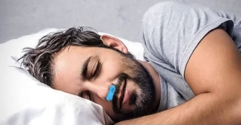 Muškarac s prstenom protiv hrkanja