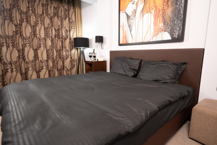 crna posteljina damask